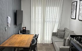 Belo Studio com suíte e varanda